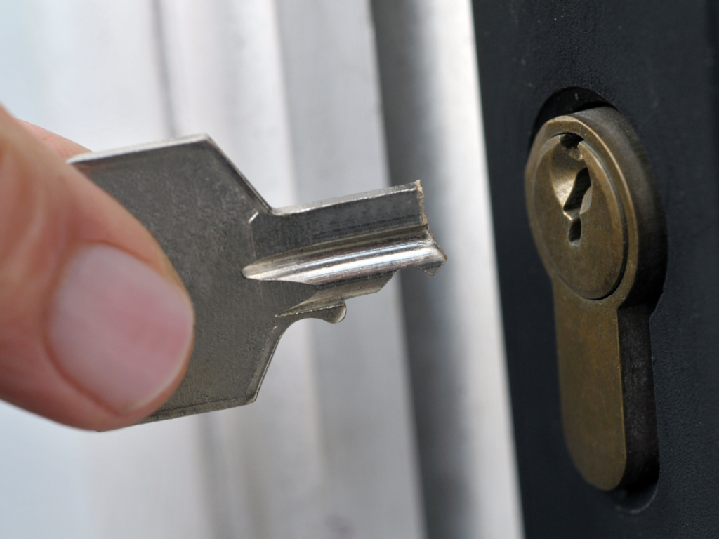 מפתח שבור ליד ידית מנעולן בשדרות