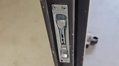 תיקון דלת ממד עם מנגנון חדש, מתאים לשירותי מנעולן בבאר שבע ובדרום.