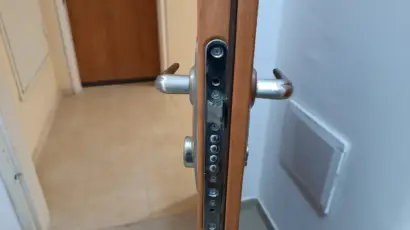 תמונה של דלת ממד עם מנעול, מתאימה לשירותי תיקון דלת ממד בבאר שבע.