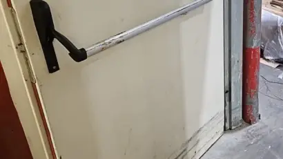 דלת ממד עם ידית פתיחה, במצב לא מטופל, מתאימה לתיקון דלת ממד בבאר שבע.