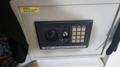 כספת דיגיטלית עם מקש לדלת, כולל אזהרה לא לאחסן מפתח בתוכה.