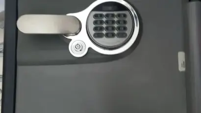 כספת SentrySafe עם מנגנון נעילה דיגיטלי וכפתורי קוד.