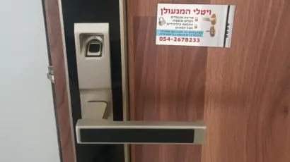 מנעול דלת ממד עם כרטיס ביקור של מנעולן, מתאים לתיקון דלתות בבאר שבע.