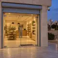 נוהל סגירת חנות בסוף יום: דלת זכוכית, תריס ומצלמות שעובדים יחד